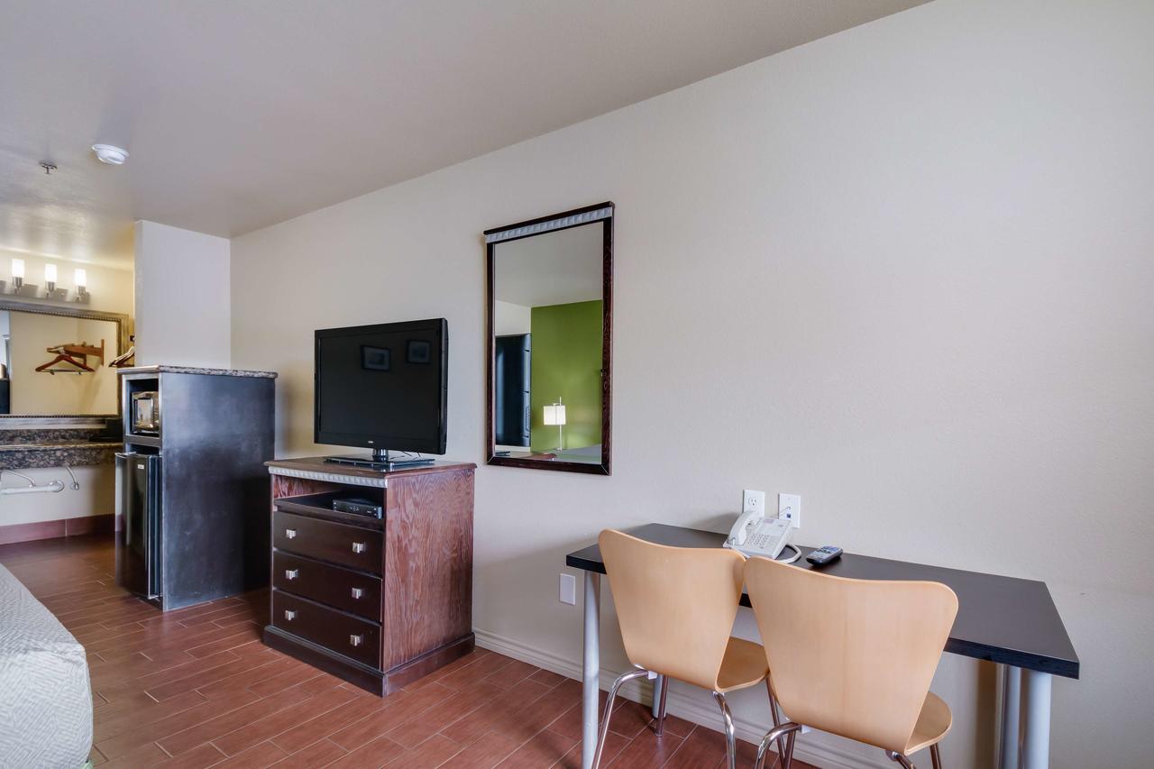 Motel 6 Floresville Eksteriør bilde