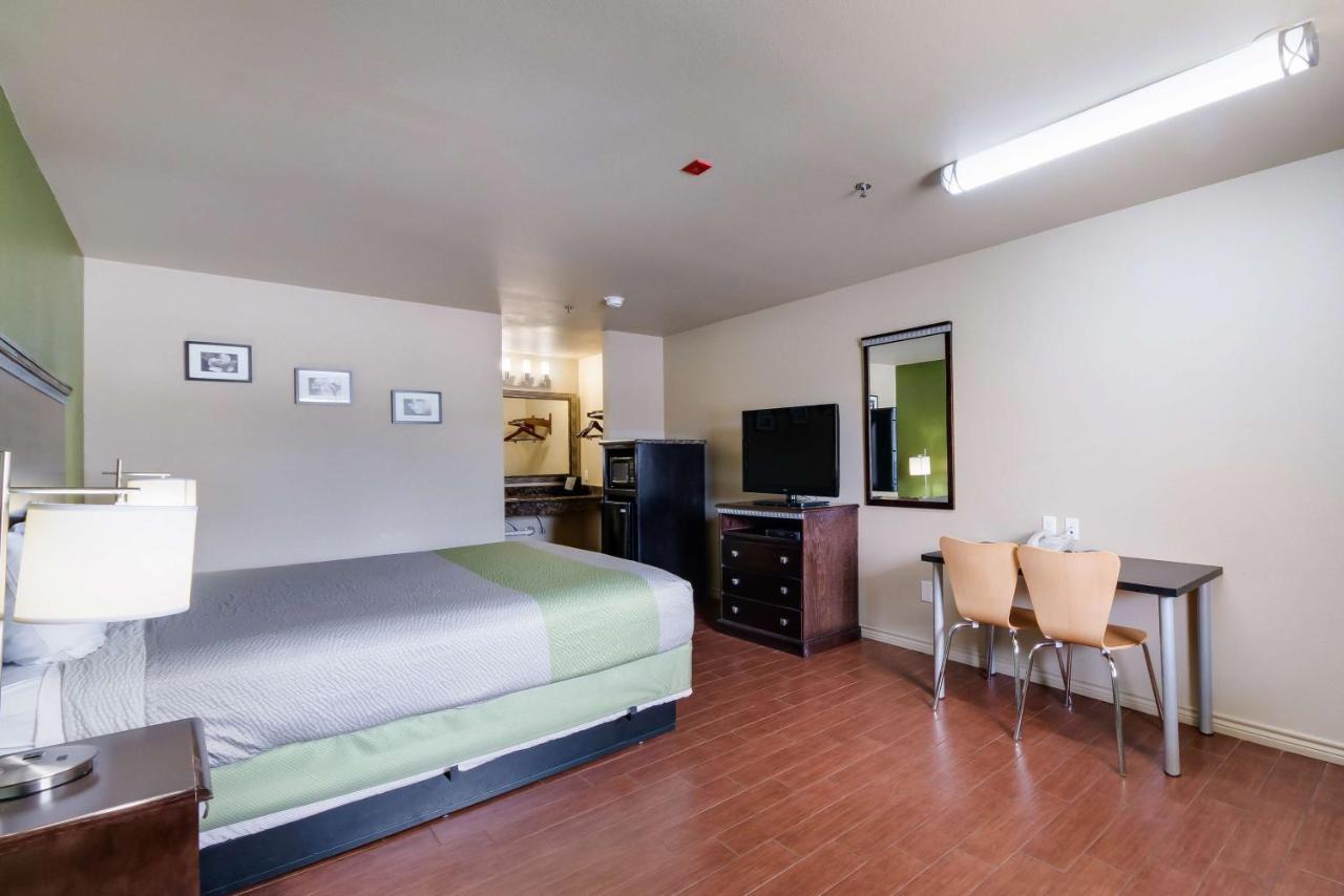 Motel 6 Floresville Eksteriør bilde