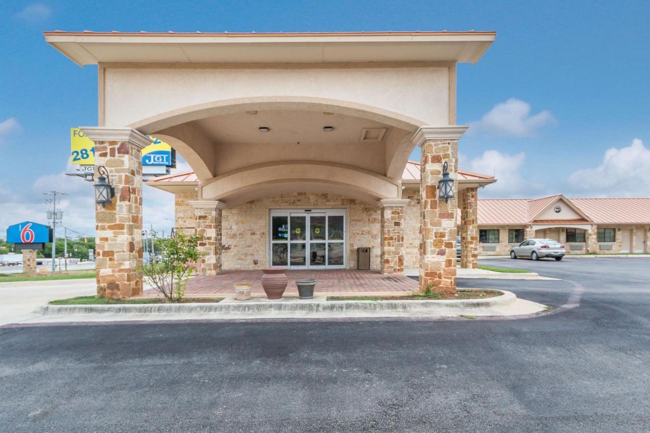 Motel 6 Floresville Eksteriør bilde